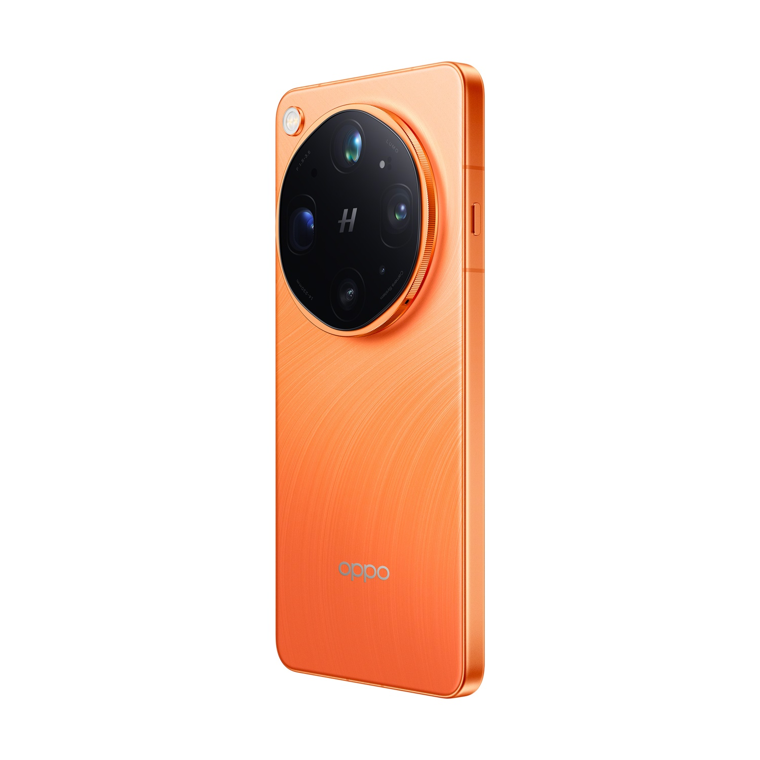 Smartphone arancione con modulo fotocamera circolare e quattro lenti.