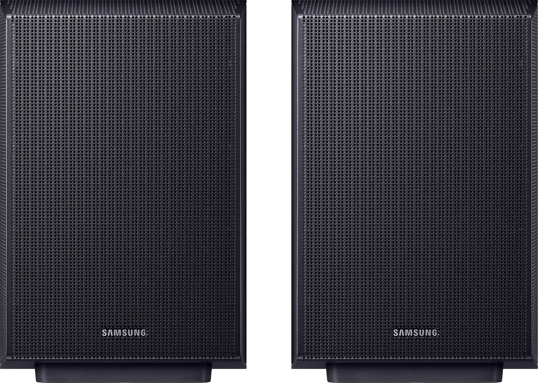 Zwei schwarze Samsung-Lautsprecher mit Lochmuster stehen nebeneinander.