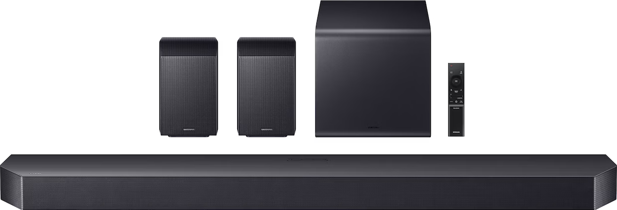 Schwarze Soundbar, zwei Lautsprecher, Subwoofer und Fernbedienung auf weißem Grund.