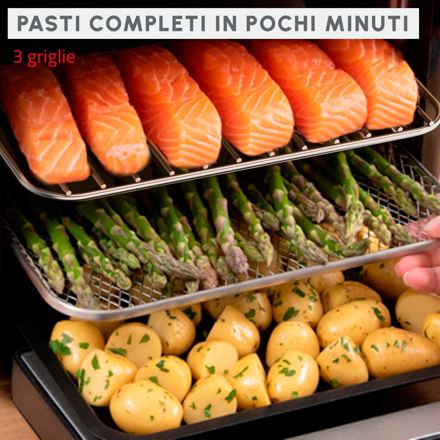 Filetti di salmone, asparagi e patate disposti su una griglia.