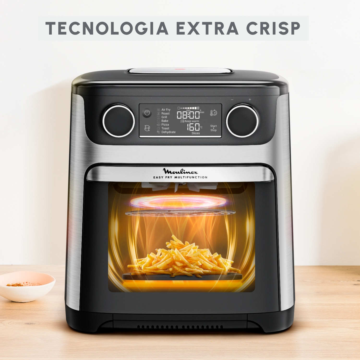 Elegante friggitrice ad aria con patatine fritte che cuociono all'interno, circondate dal calore.