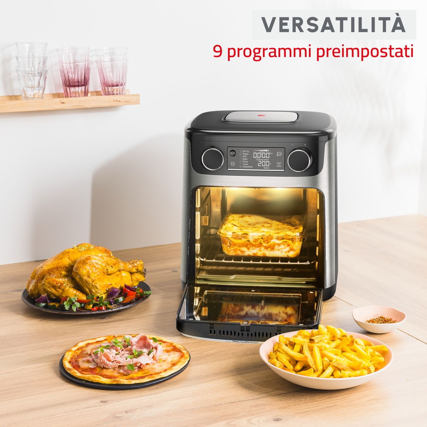 Un forno con lasagne, pollo arrosto, pizza e patatine fritte.