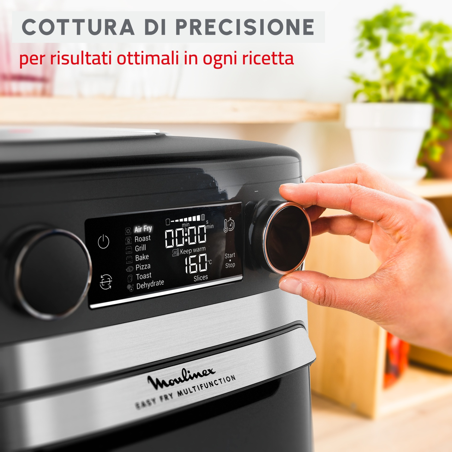 Una mano gira una manopola sul pannello di controllo nero della friggitrice Moulinex Easy Fry.