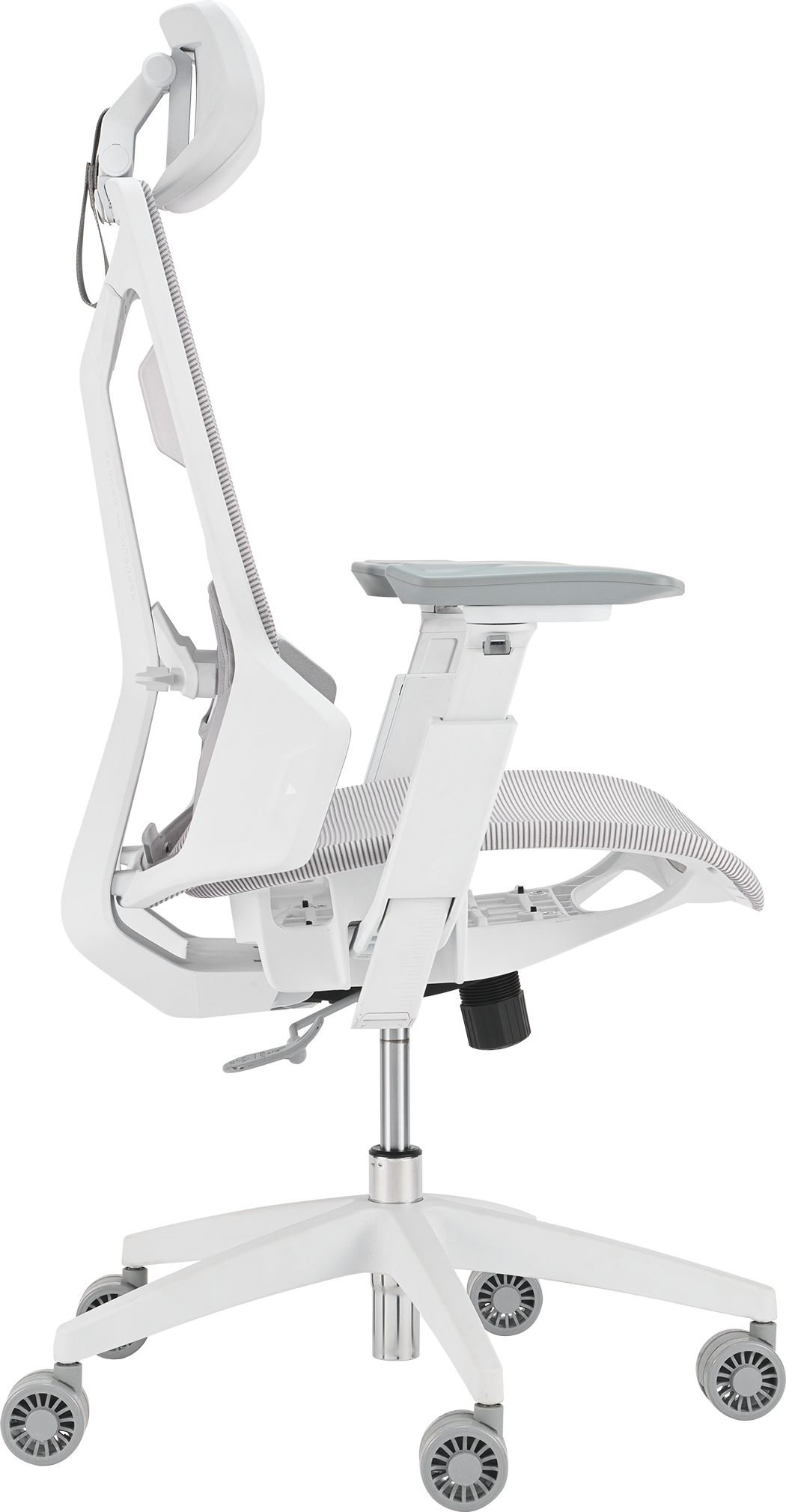 Sedia da ufficio ergonomica bianca con schienale in rete, braccioli regolabili.