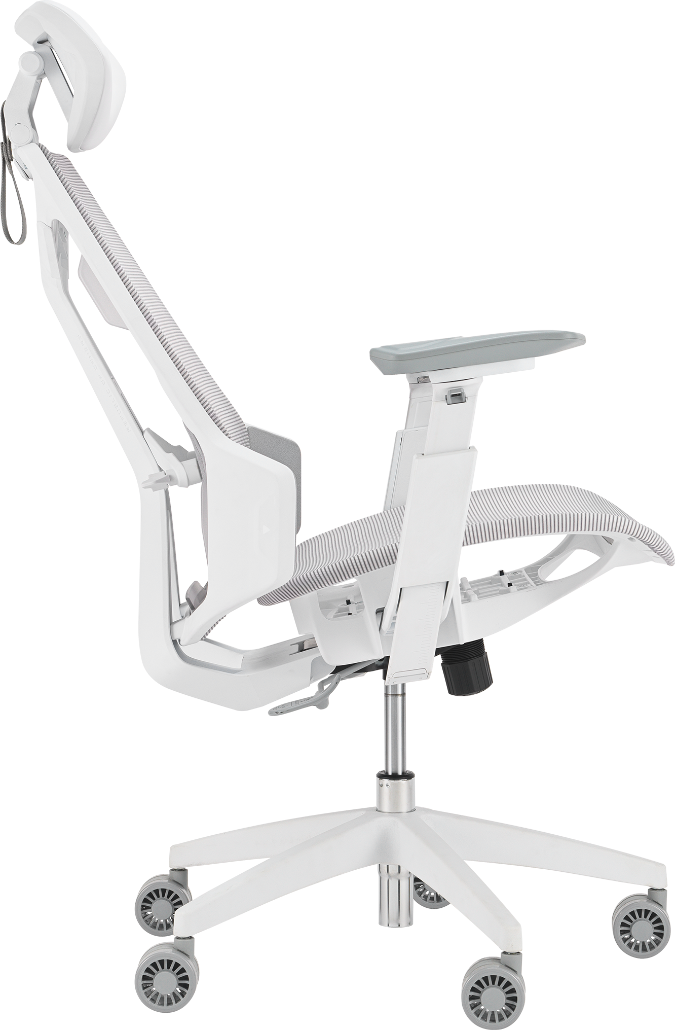 Una sedia da ufficio ergonomica bianca con poggiatesta e braccioli regolabili.