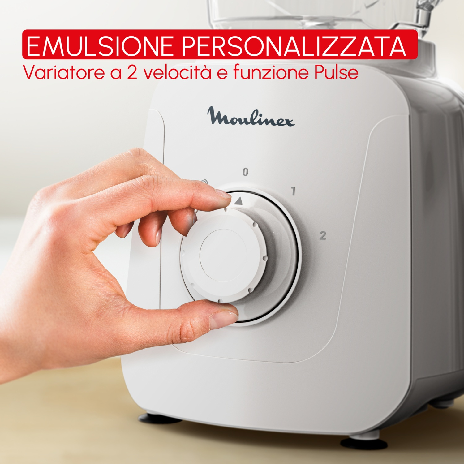 Mano che regola una manopola su un apparecchio Moulinex bianco con impostazioni di velocità.