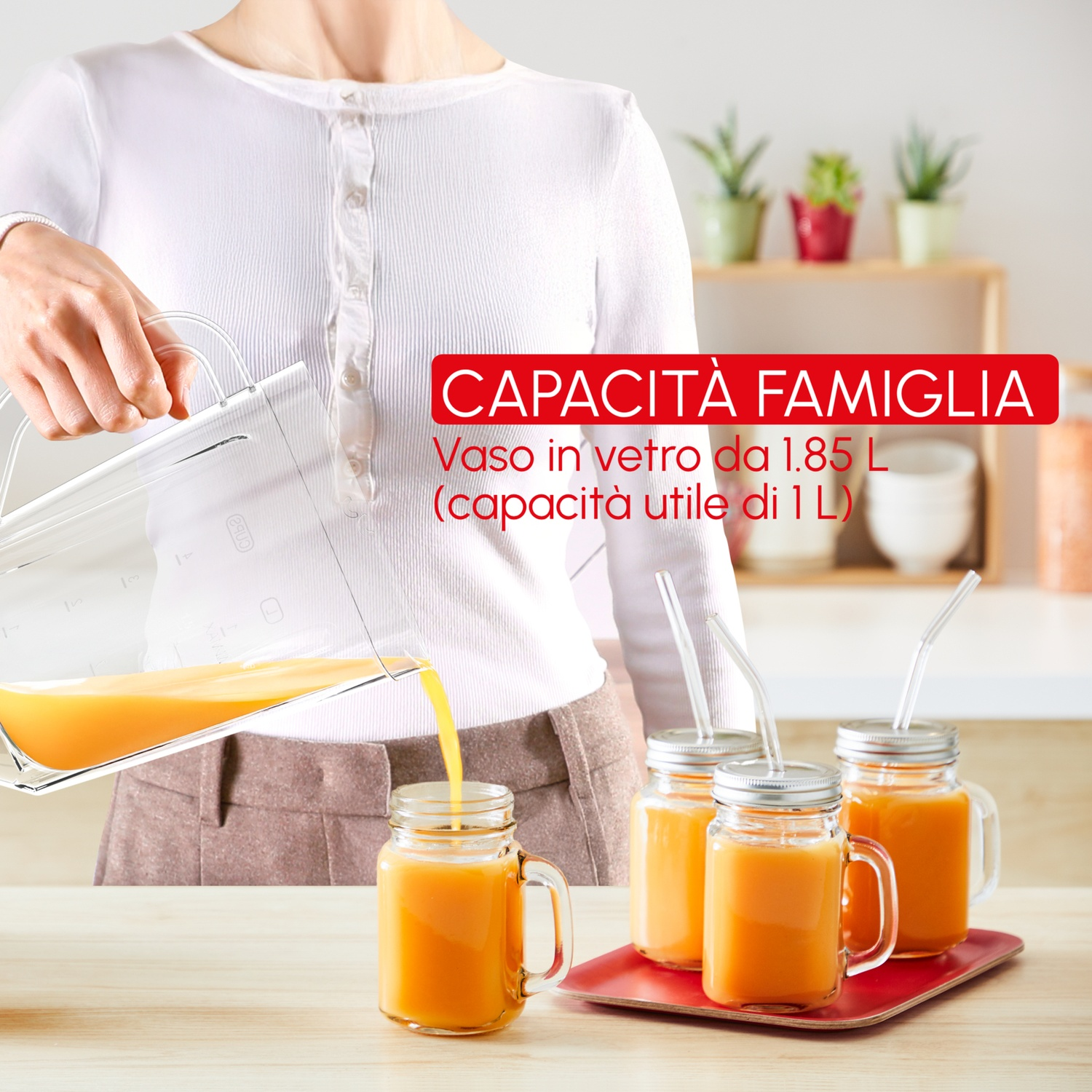 Succo d'arancia versato da una caraffa in vetro in tre bicchieri.
