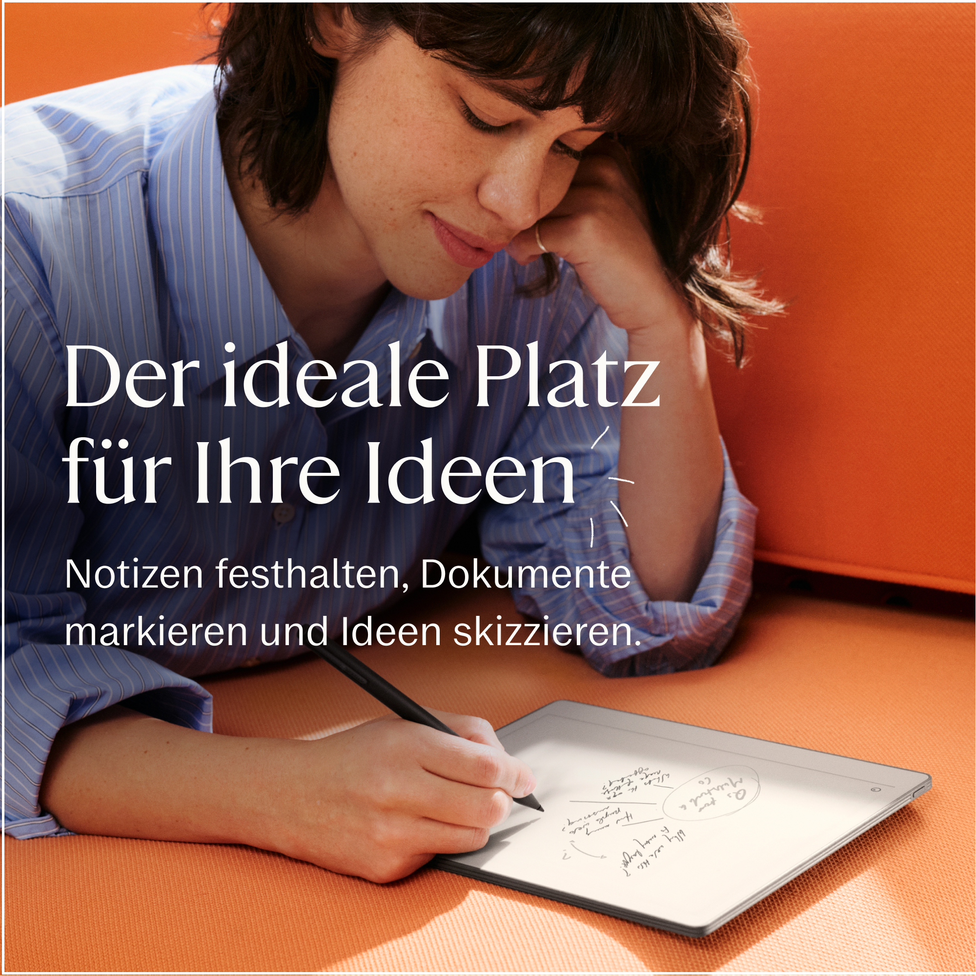 Eine Frau mit blau gestreiftem Hemd schreibt auf einem Tablet auf orangefarbenem Hintergrund.