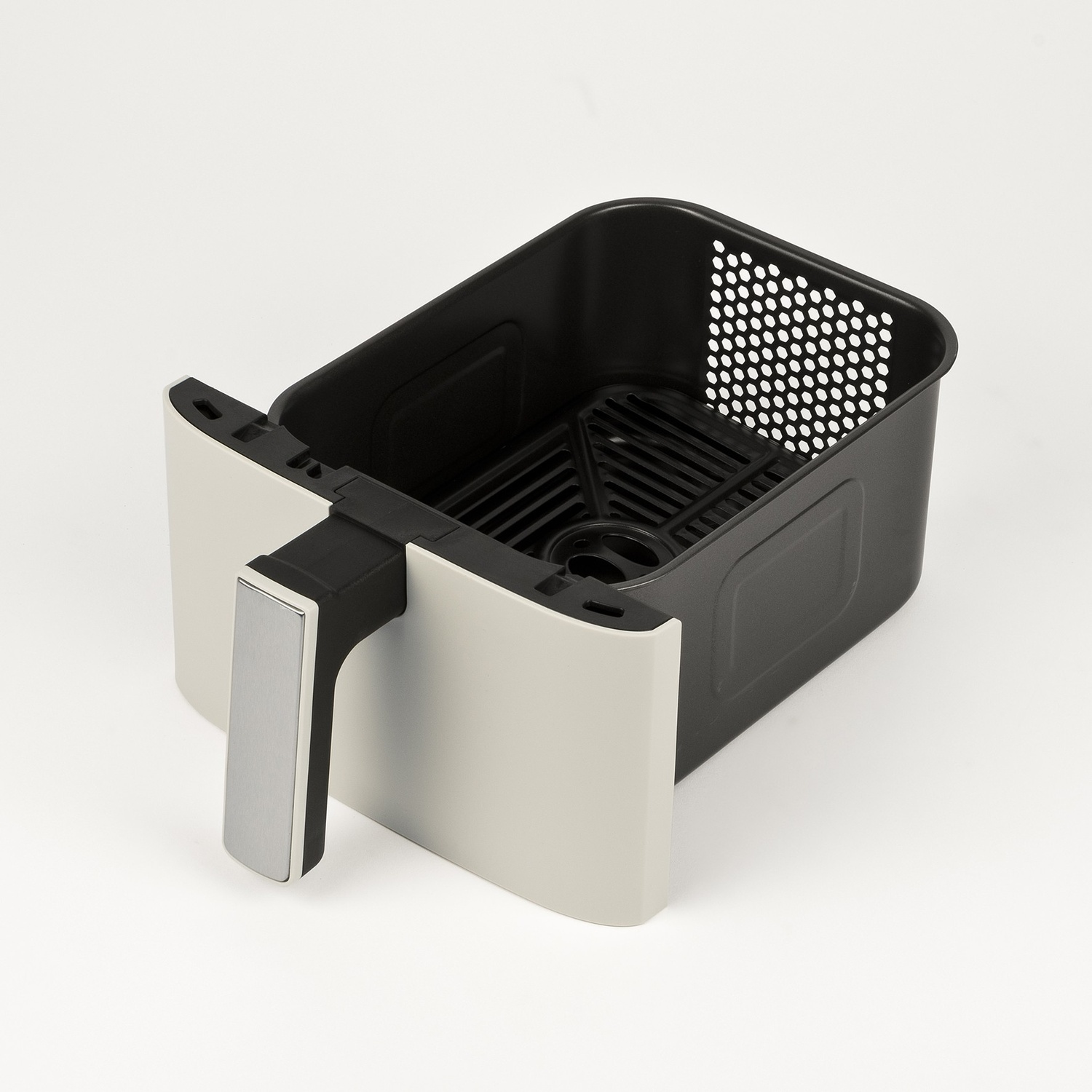 Un cestello per friggitrice ad aria beige e nero con manico argentato su sfondo bianco.