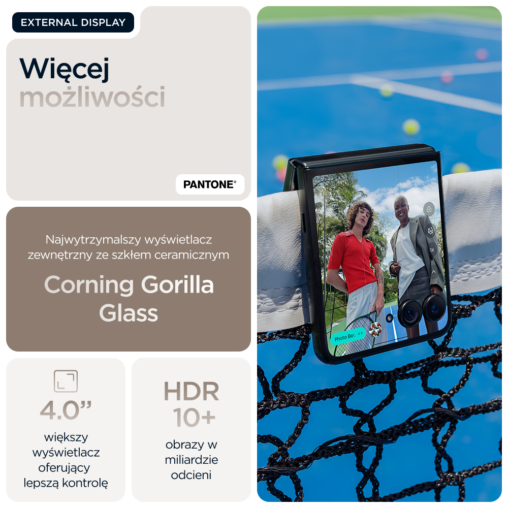 Smartfon z zewnętrznym wyświetlaczem pokazuje dwie osoby na korcie tenisowym.