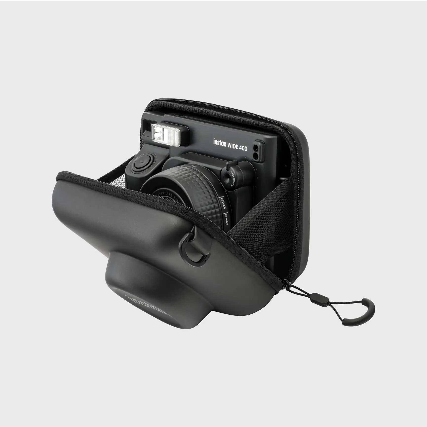 Cámara Instax Wide 400 negra en un estuche negro abierto con cremallera. El flash está extendido.