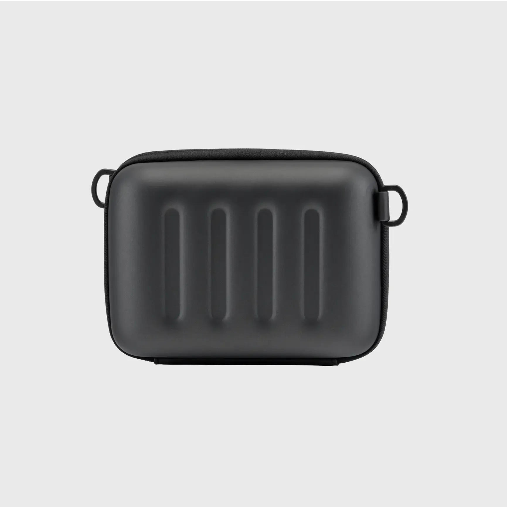 Funda negra con cuatro ranuras verticales y un asa lateral.