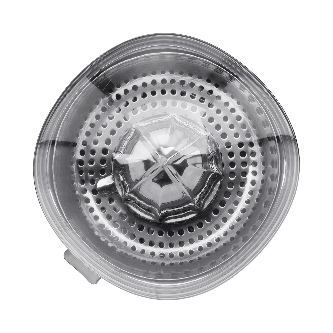 Un primer plano de un accesorio de exprimidor de cítricos transparente con agujeros plateados.