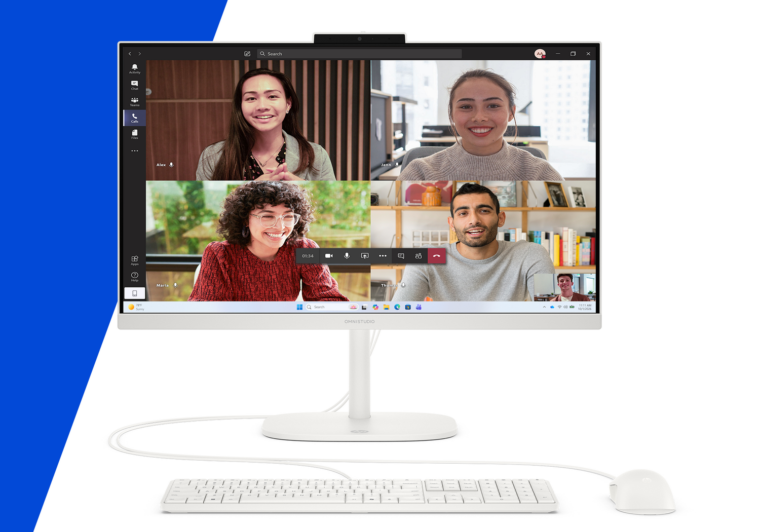 Cuatro personas en una videollamada en una pantalla de computadora. Teclado y ratón blancos delante.