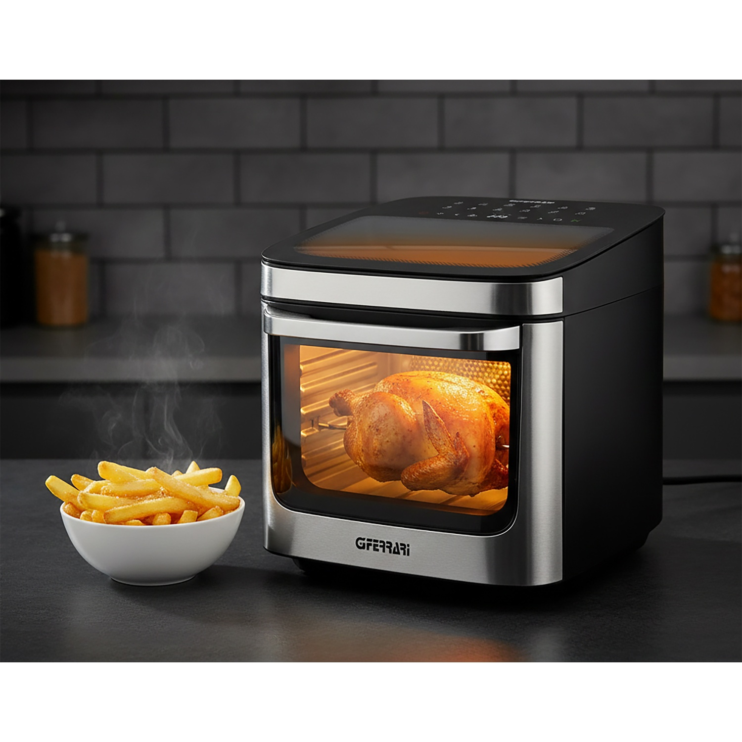 Un pollo intero rotante che cuoce in un forno accanto a una ciotola di patatine.