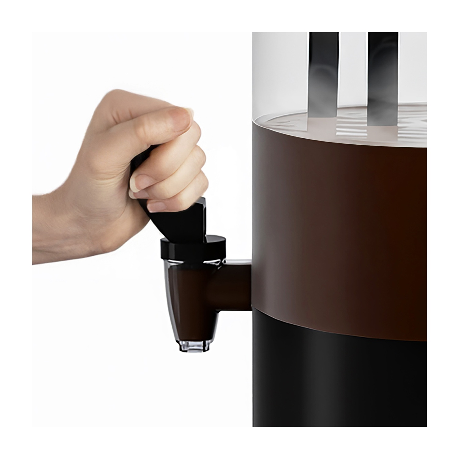 Una mano aziona un rubinetto nero su un dispenser marrone e nero.