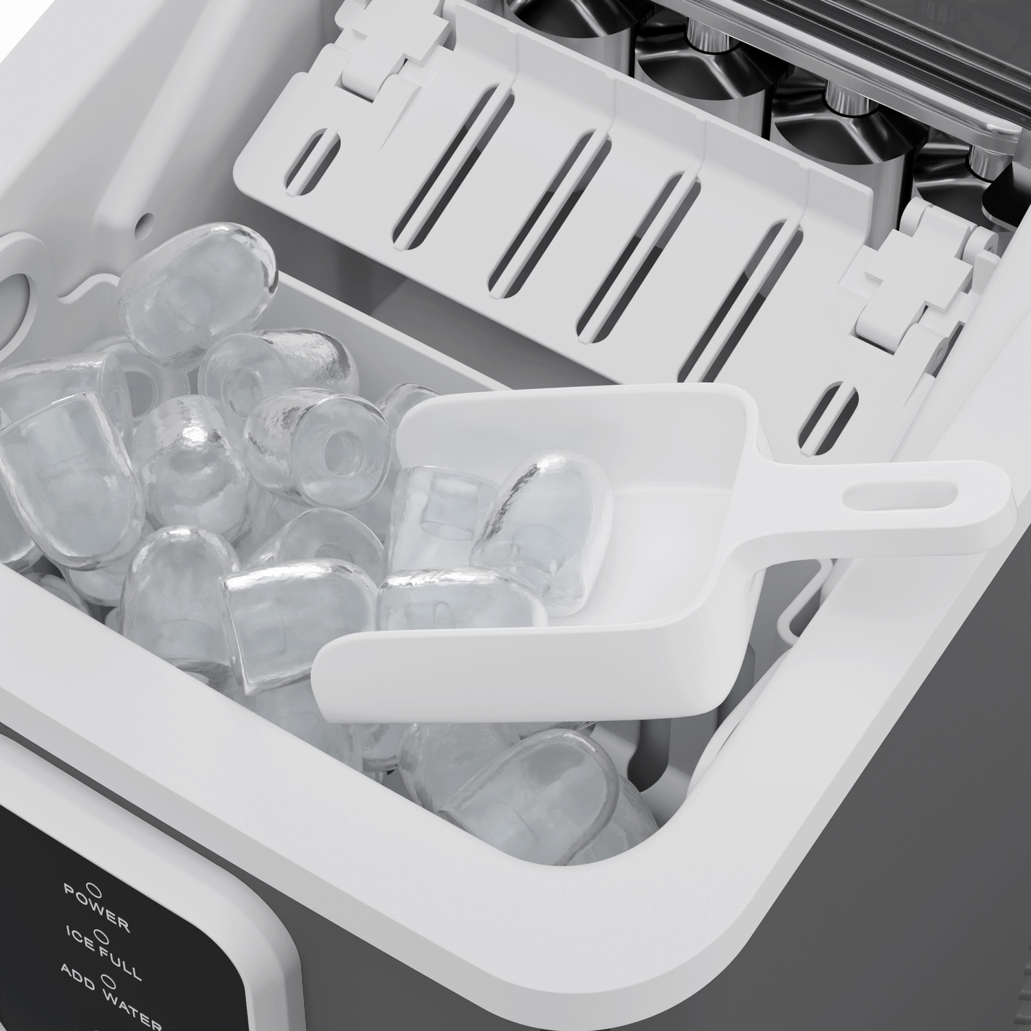 Un mestolo bianco per il ghiaccio poggia in un contenitore pieno di cubetti di ghiaccio.