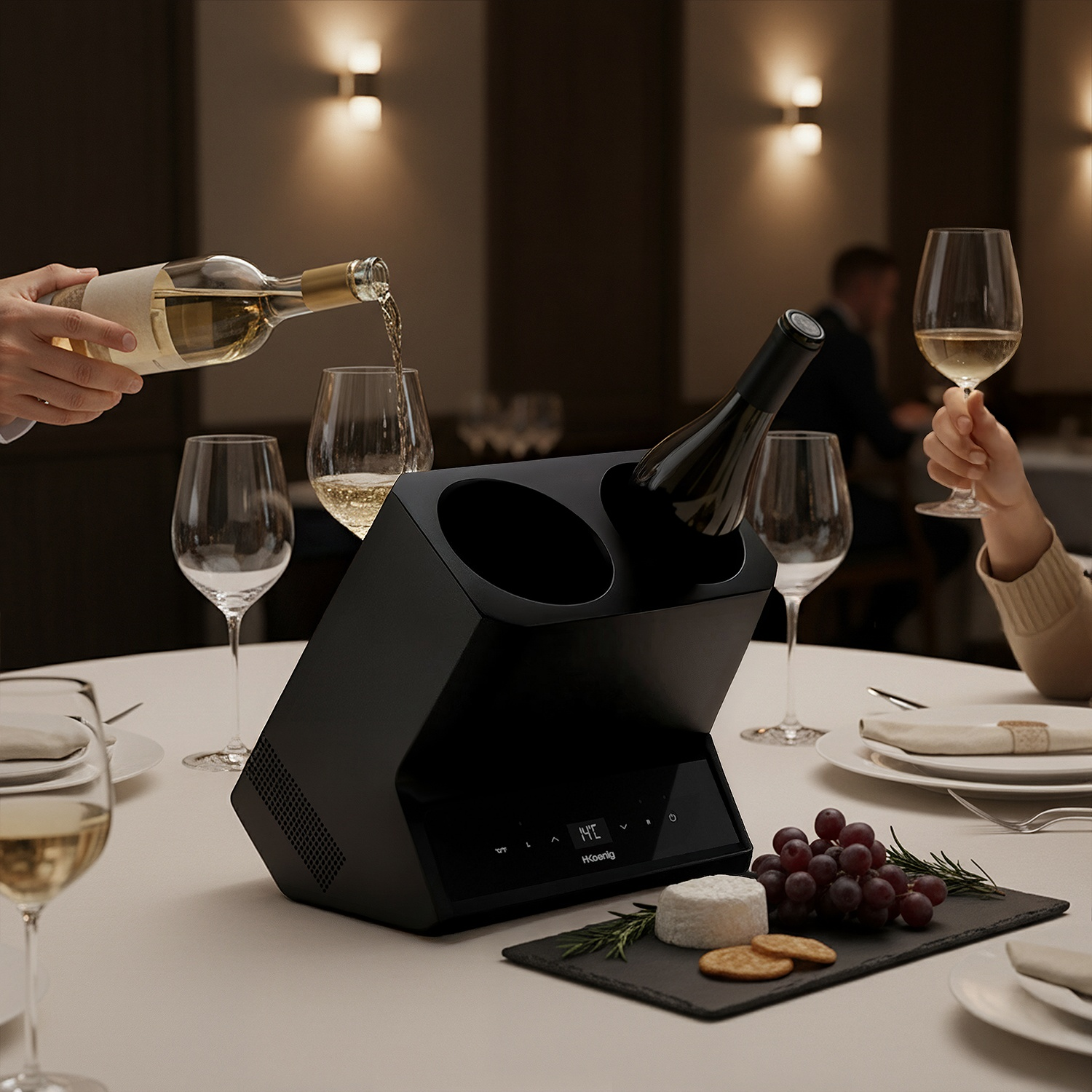 Una persona versa vino bianco in un bicchiere; una bottiglia è in un refrigeratore.