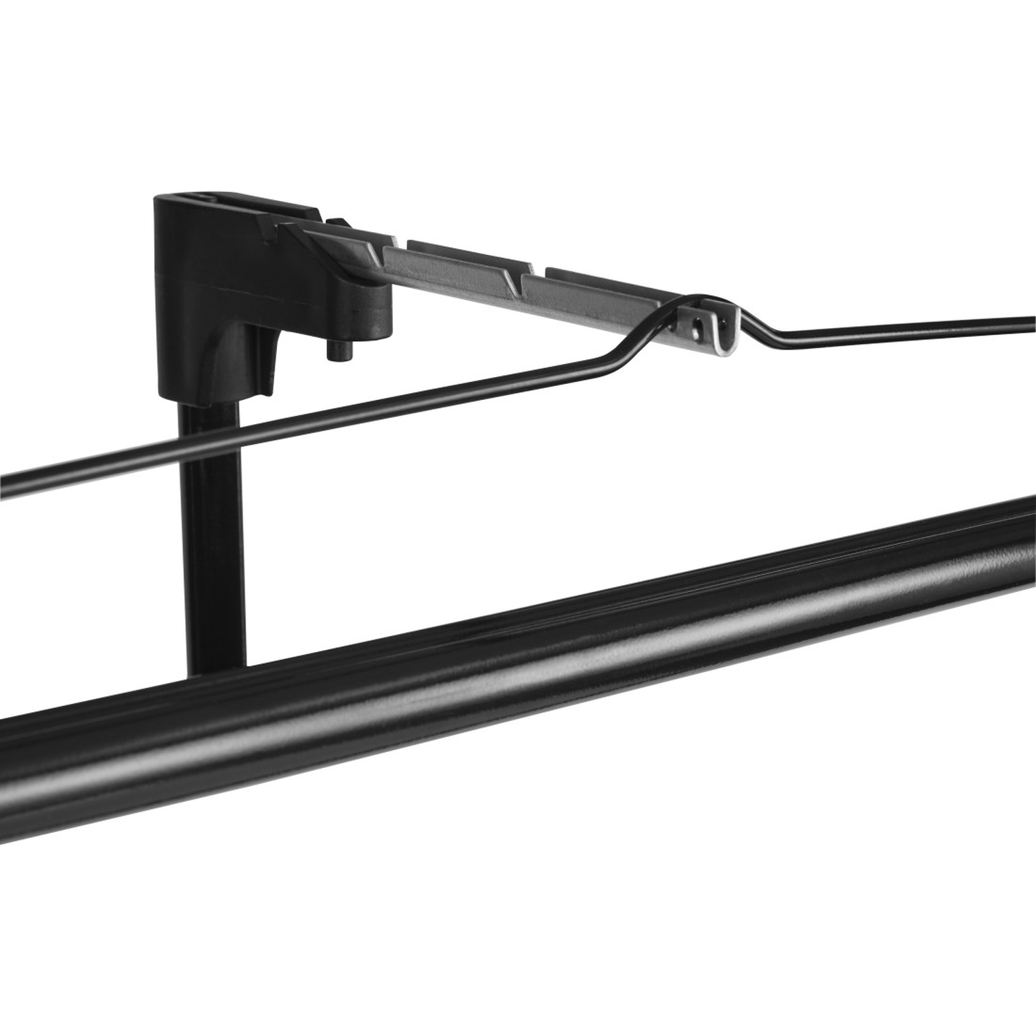 Een zwarte kledinghanger is bevestigd aan een metalen en plastic beugel.