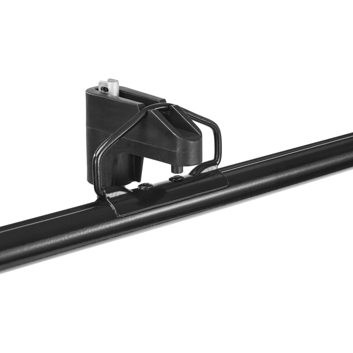 Een zwarte metalen clip met een zilveren pin bevestigd aan een zwarte staaf.