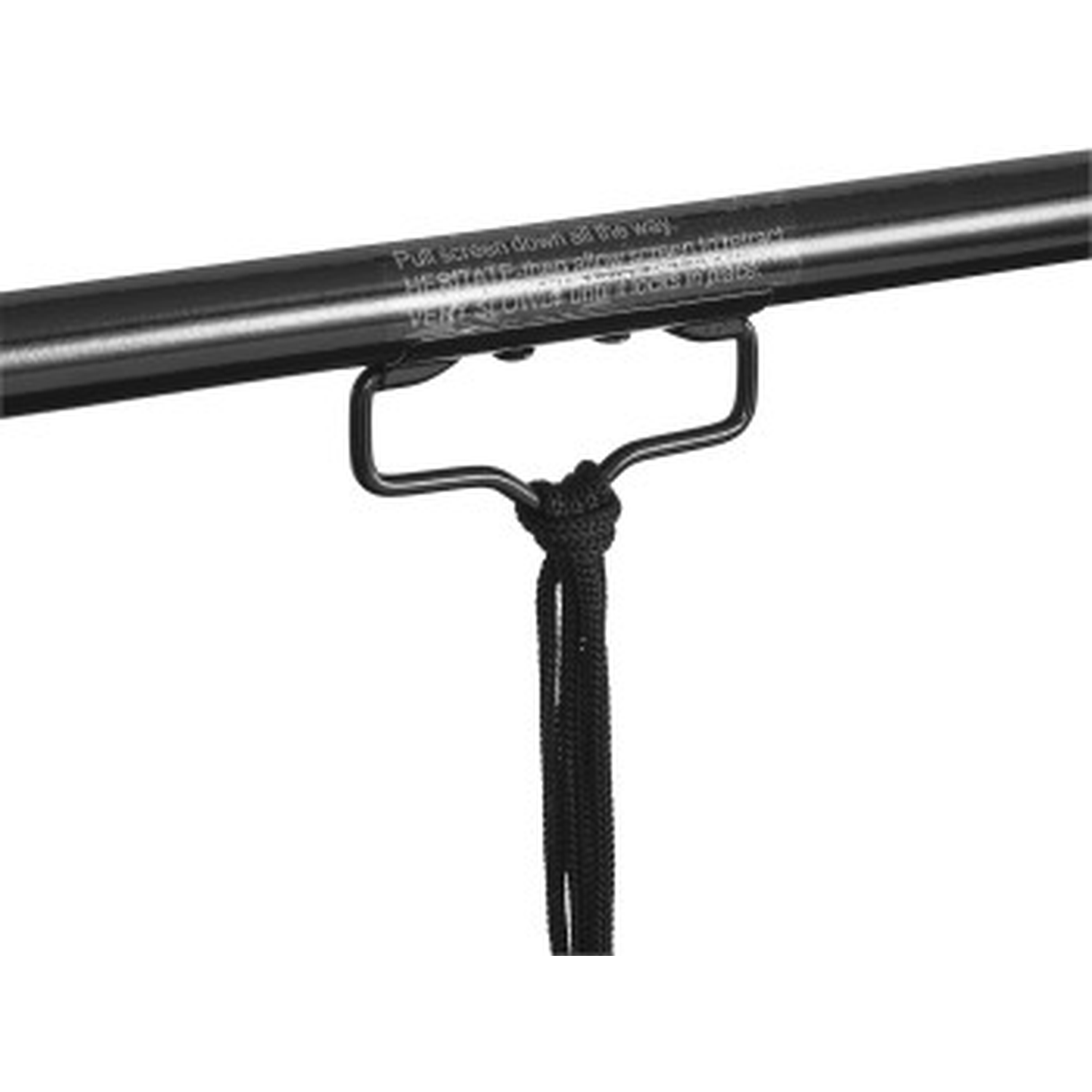 Zwarte metalen beugel met touw hangt aan een stang met tekst.
