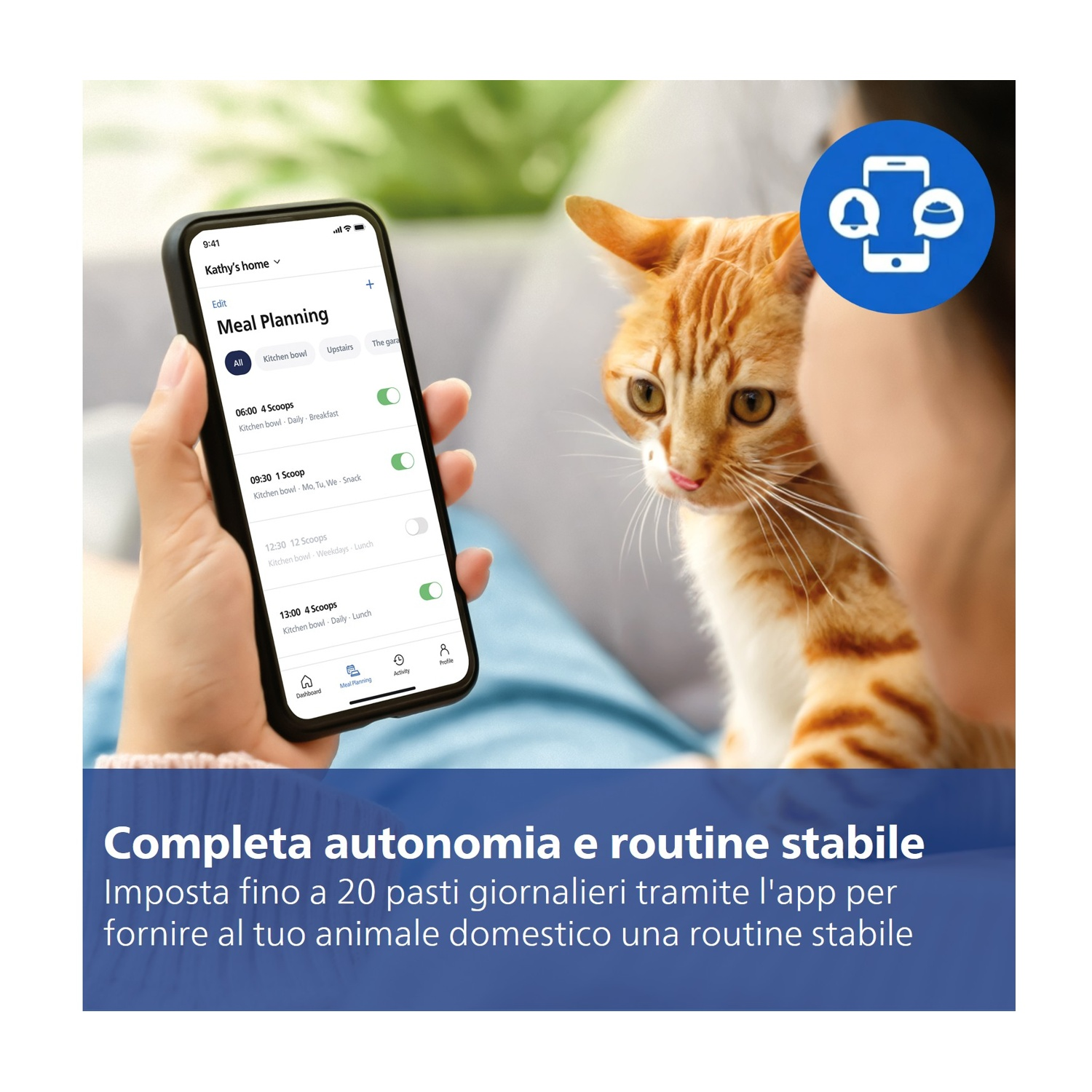 Una mano tiene uno smartphone con un'app di pianificazione pasti, un gatto osserva.