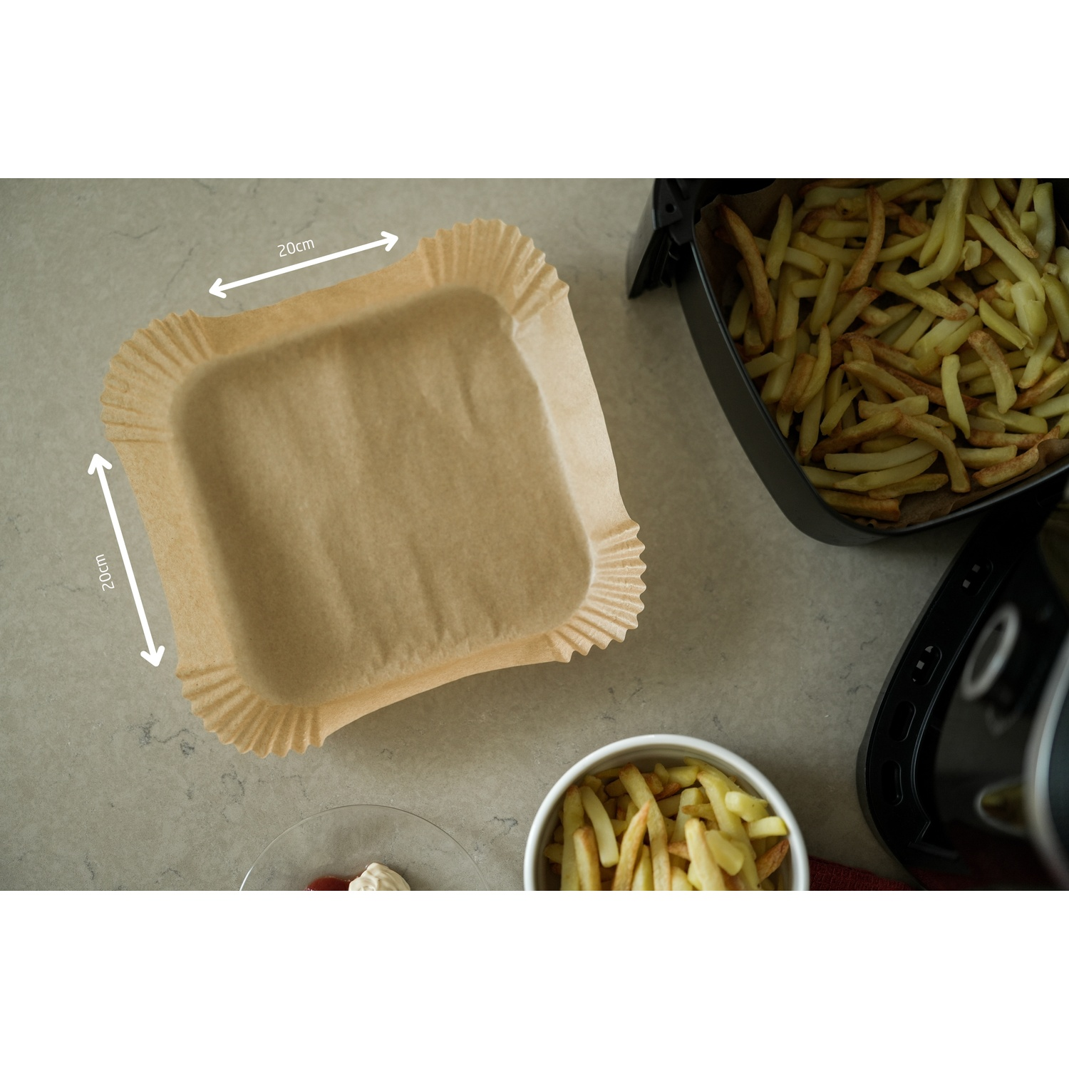 Un inserto di carta quadrato da 20 cm accanto a una friggitrice ad aria con patatine fritte.