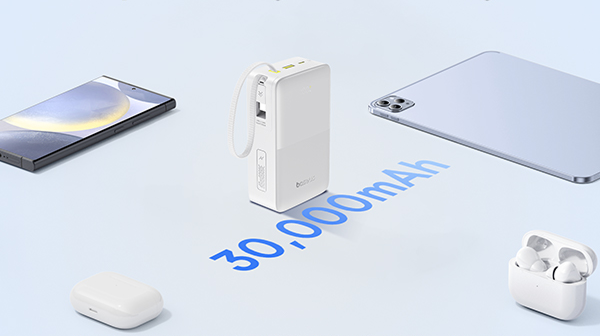 Batería externa blanca, smartphone, tableta y auriculares sobre fondo azul.