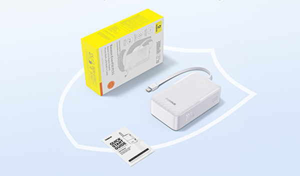 Batería externa blanca con cable, caja amarilla y manual sobre fondo azul.