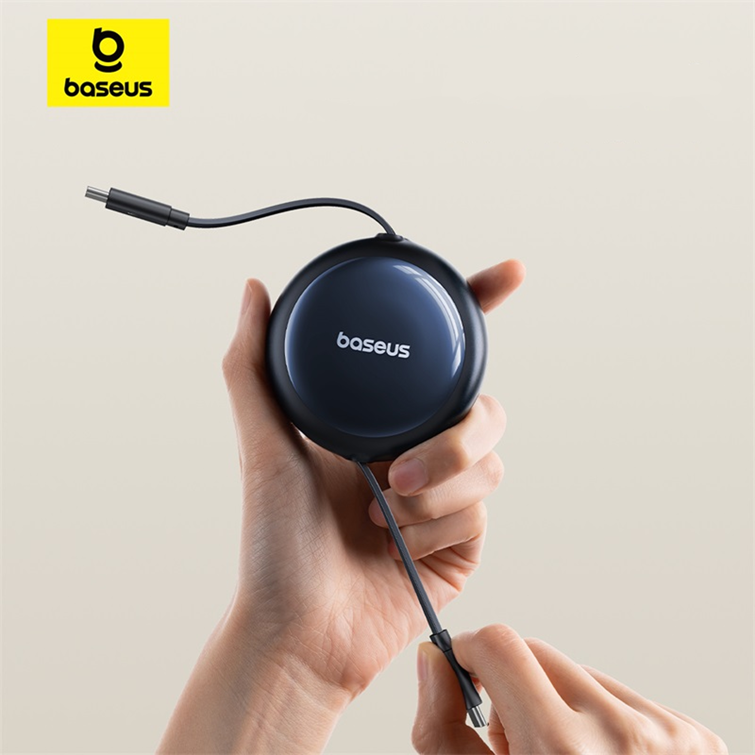 Una mano sostiene un dispositivo redondo negro de Baseus con dos cables.