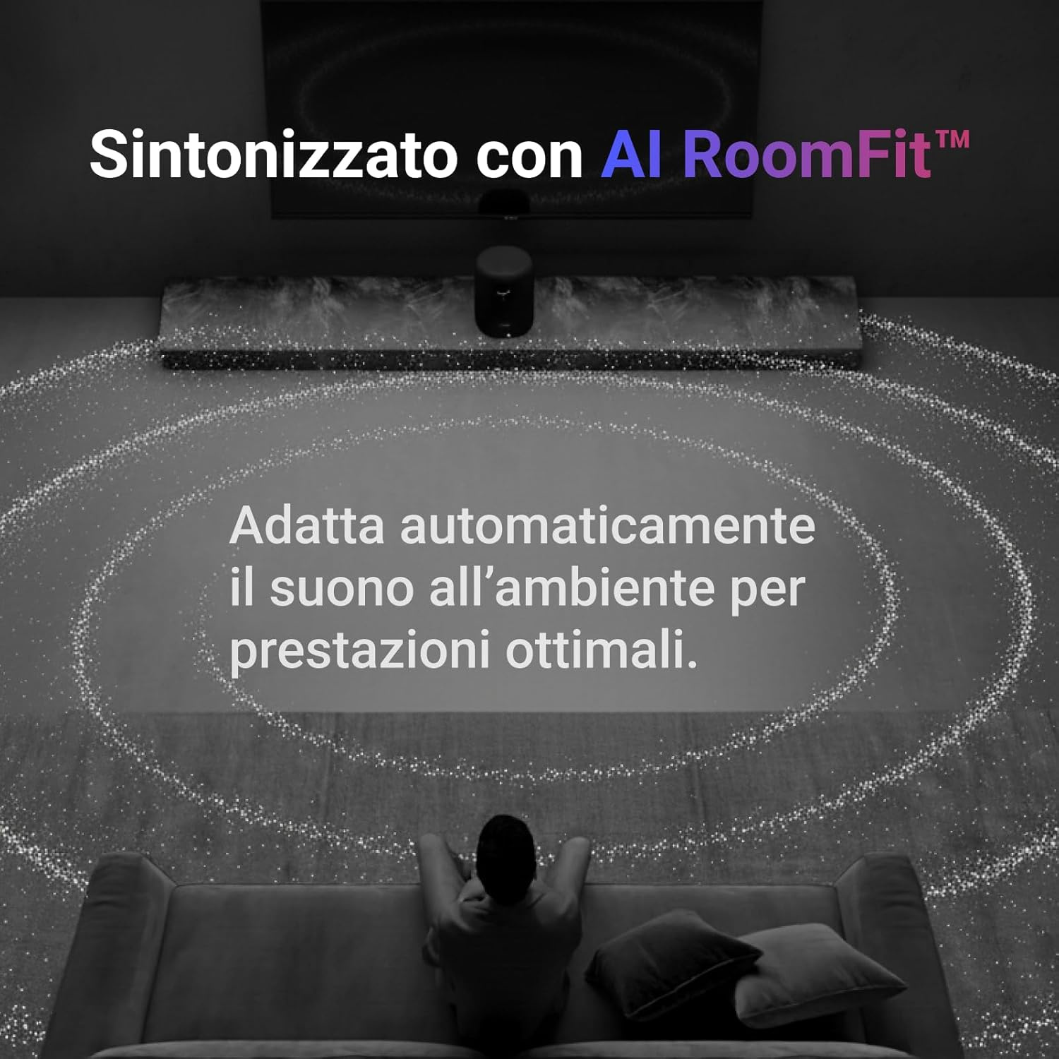 Uomo su divano davanti a TV e speaker con onde sonore