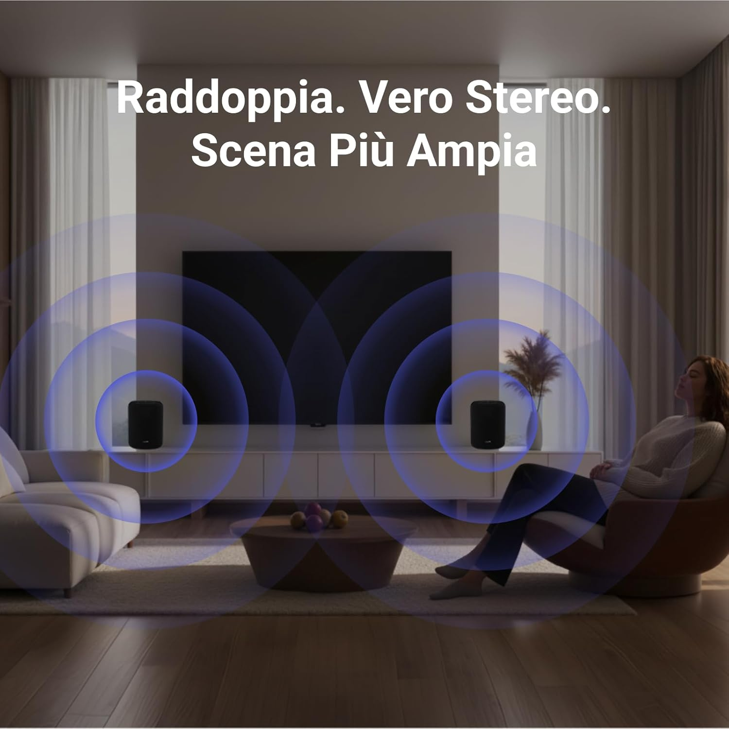 Due altoparlanti neri emettono onde sonore in un soggiorno, una donna si rilassa.