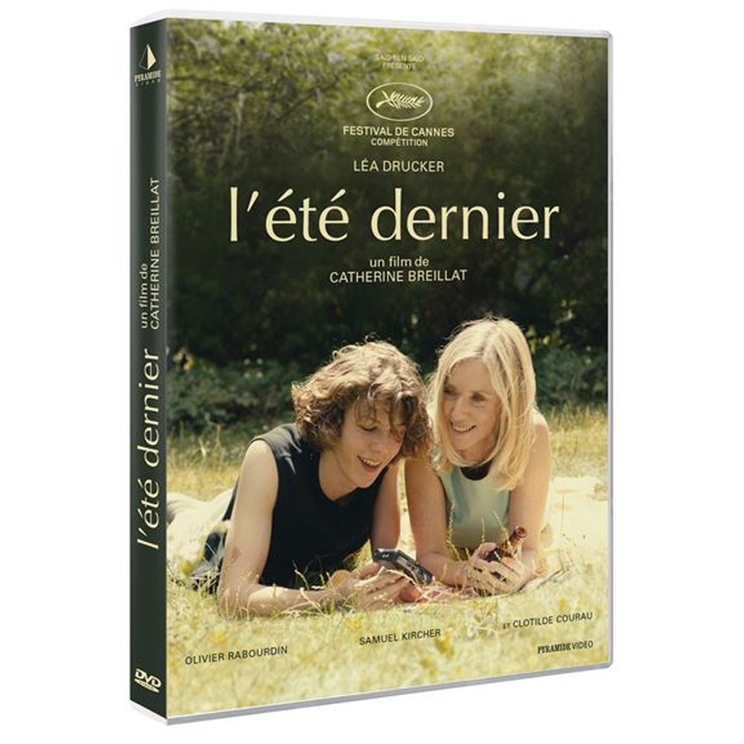Deux femmes allongées dans l'herbe devant la jaquette d'un DVD 'L'été dernier'.