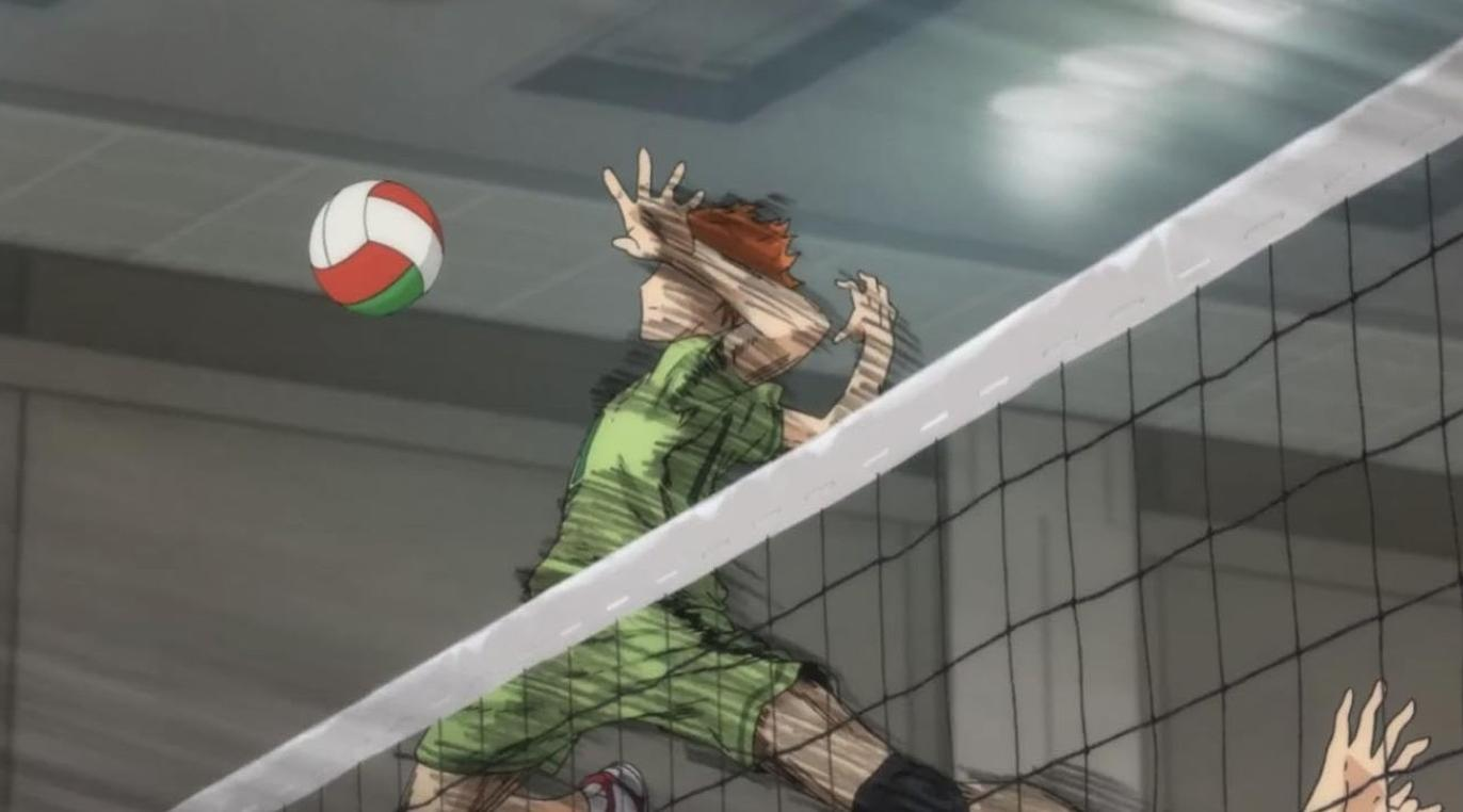 Ein Volleyballspieler im grünen Trikot springt, um den Ball über das Netz zu schlagen.