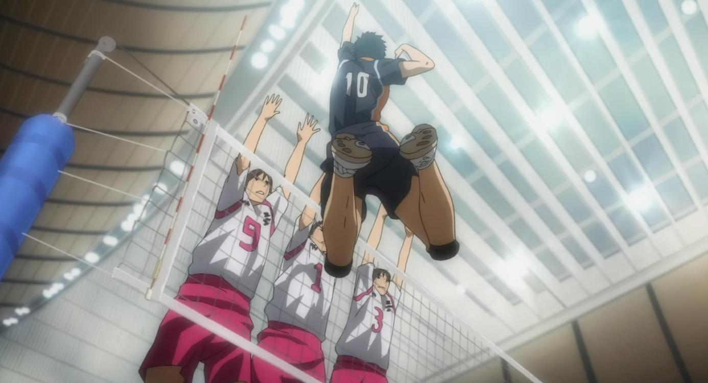 Ein Volleyballspieler springt zum Schmettern über das Netz, während Gegner blocken.