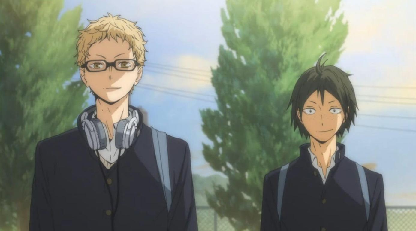 Zwei Anime-Jungen in Schuluniformen, einer mit Brille und Kopfhörern.