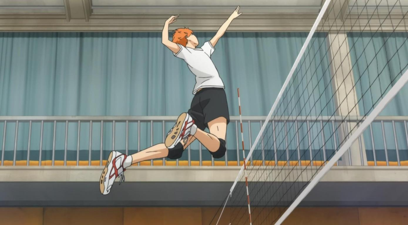 Ein Anime-Junge springt zum Volleyballspielen mit erhobenen Armen.