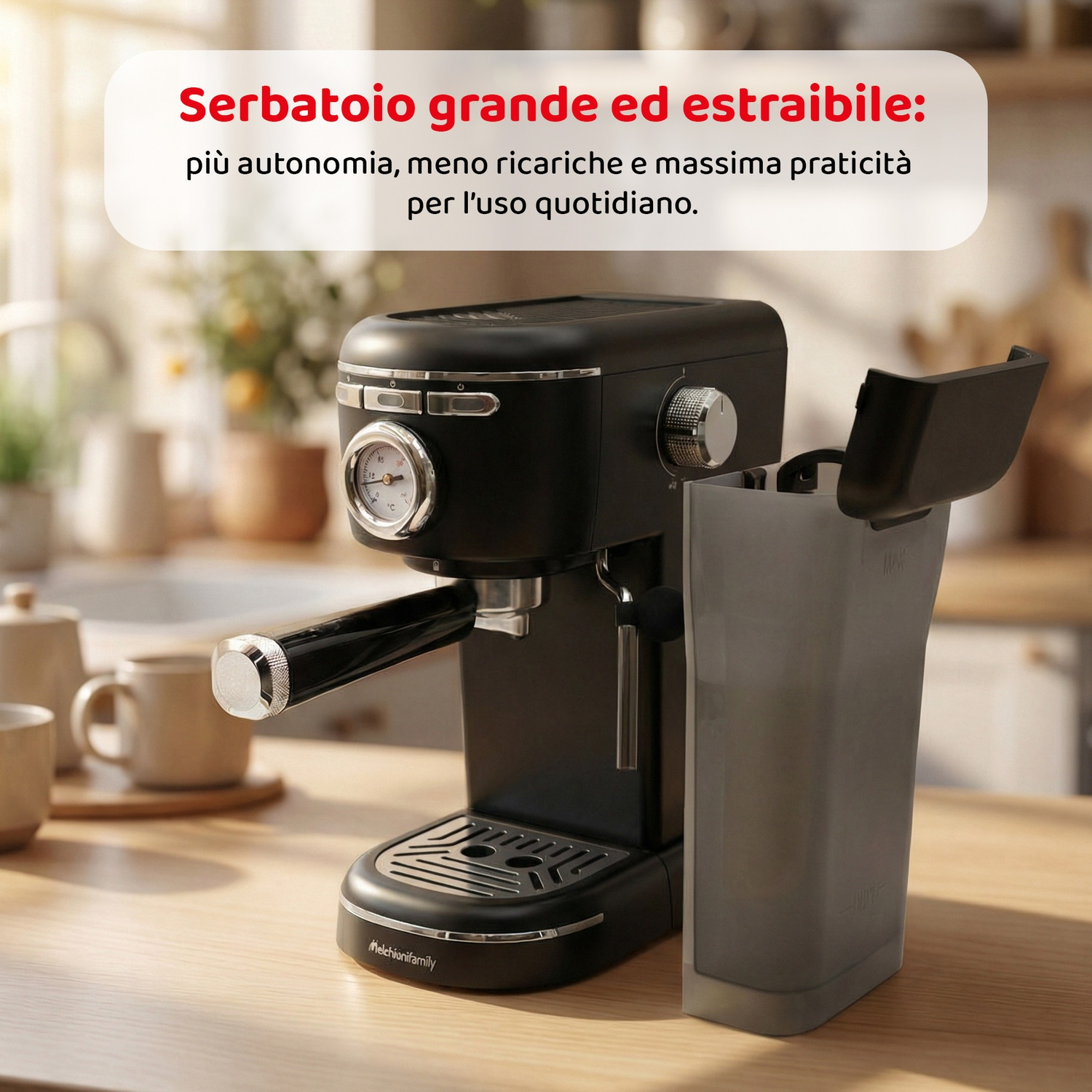Macchina da caffè nera con serbatoio acqua grande ed estraibile su tavolo legno.