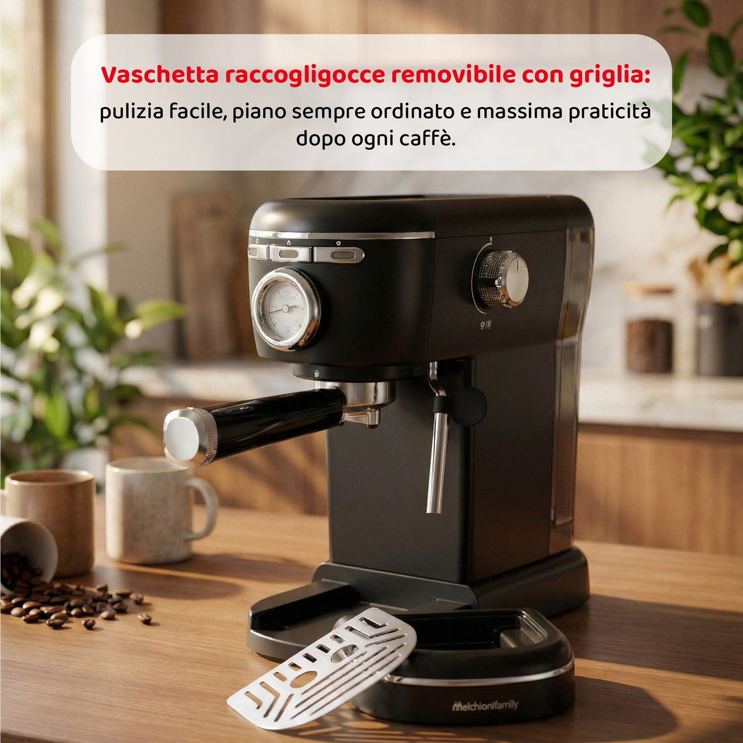 Macchina espresso nera con portafiltro e vaschetta raccogligocce su tavolo legno.