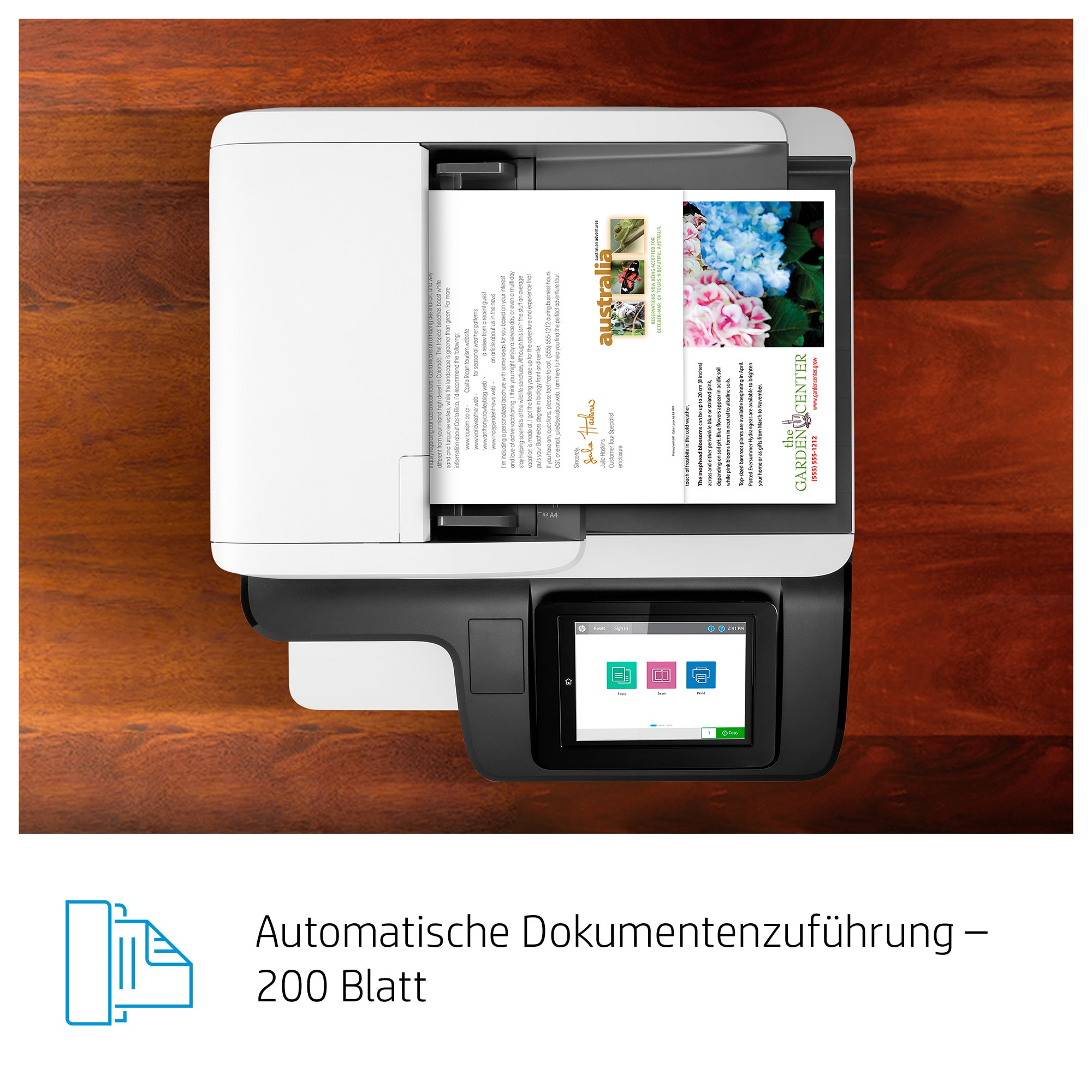 Ein weißer Drucker mit einem Touchscreen, der Dokumente druckt. Holztisch.