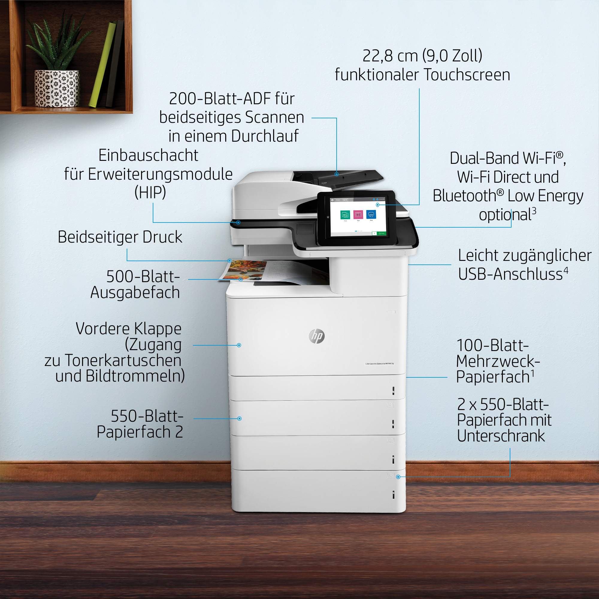 Ein weißer HP Drucker mit Touchscreen, Papierfächern und Beschriftungen.