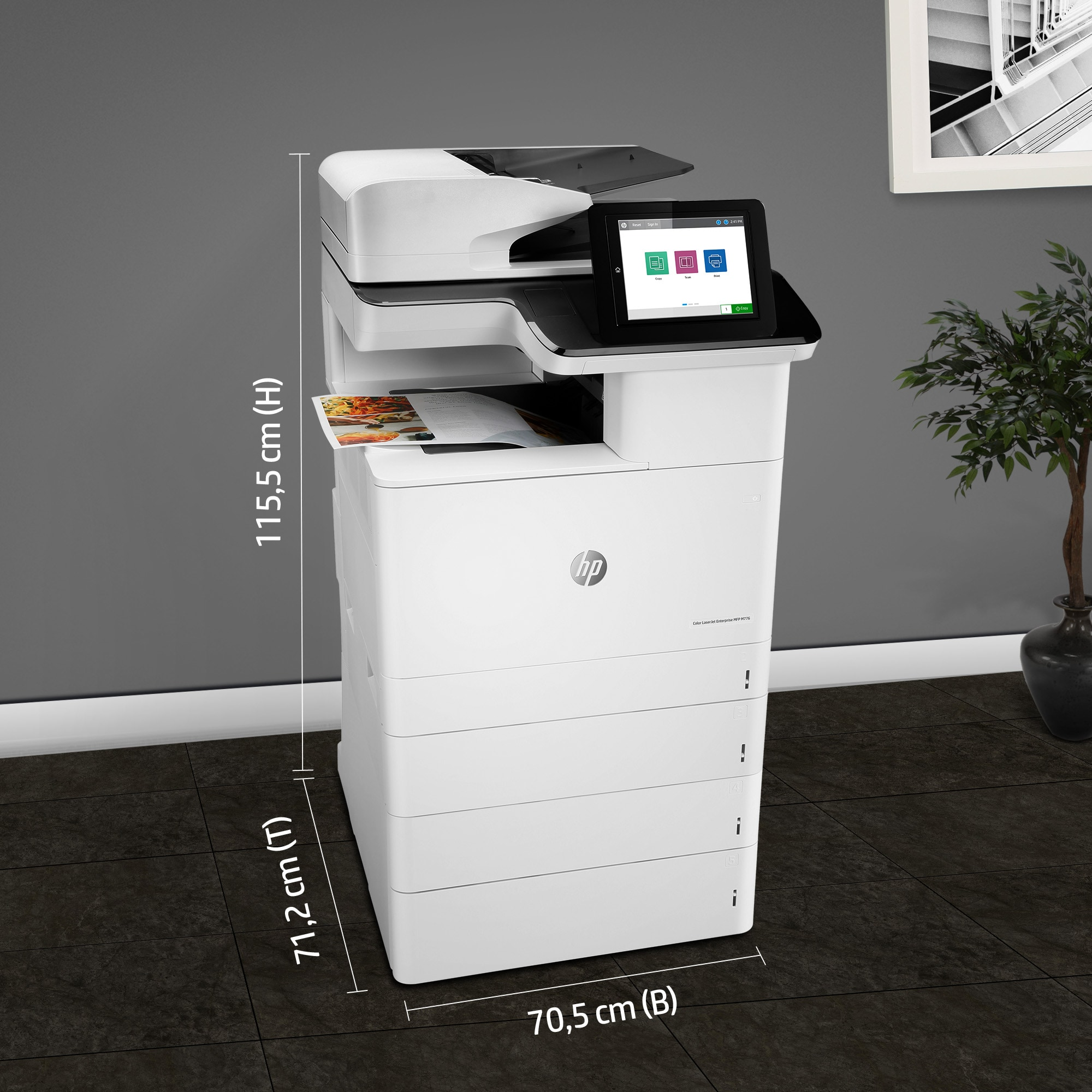 Ein weißer HP Drucker mit Touchscreen steht auf dunklem Boden.