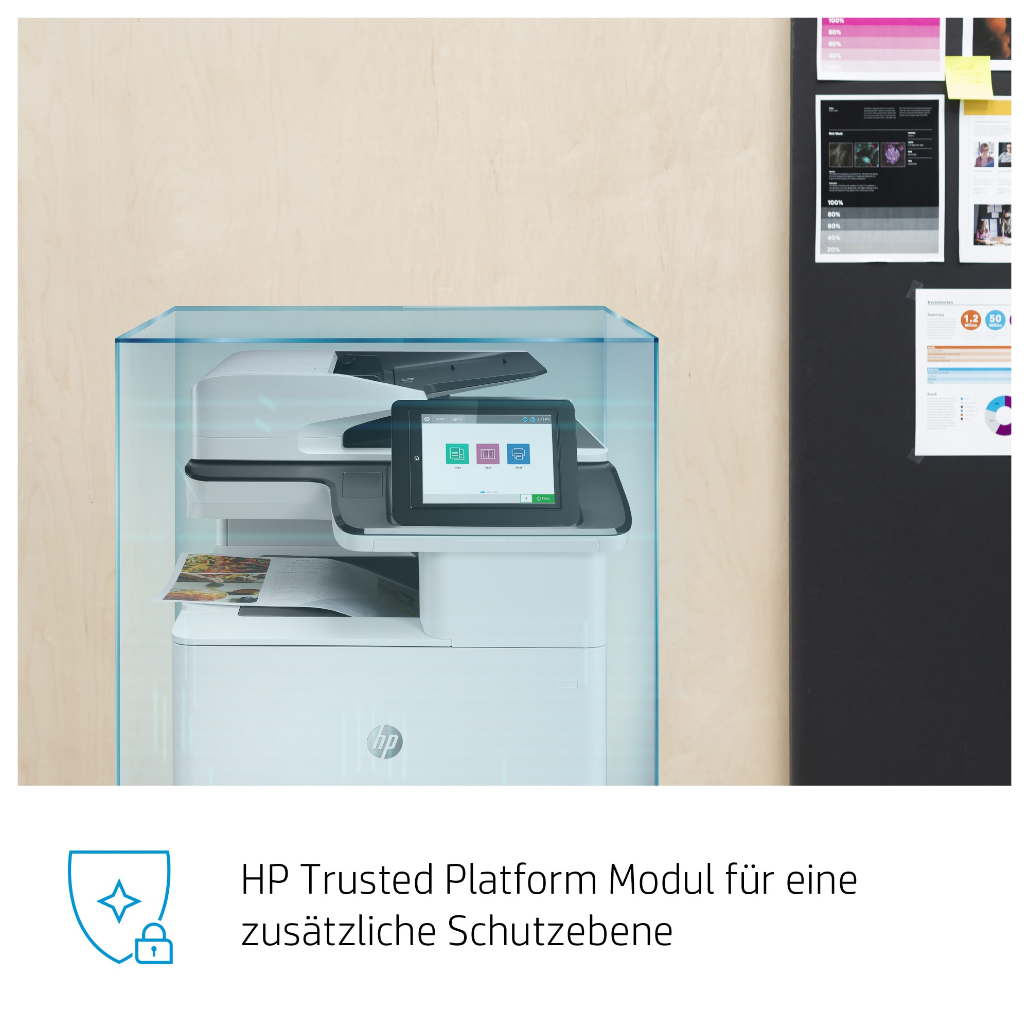 Ein HP Drucker mit Touchscreen steht vor einer Holzverkleidung. Daneben sind Dokumente.