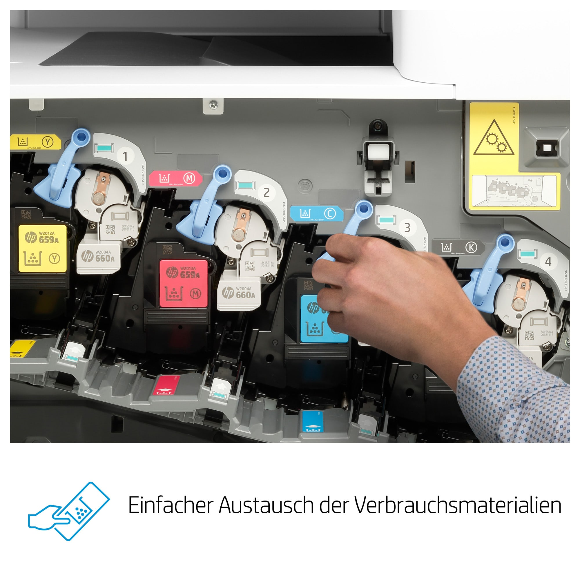 Ein Händchen wechselt eine blaue Tintenpatrone in einem Drucker.