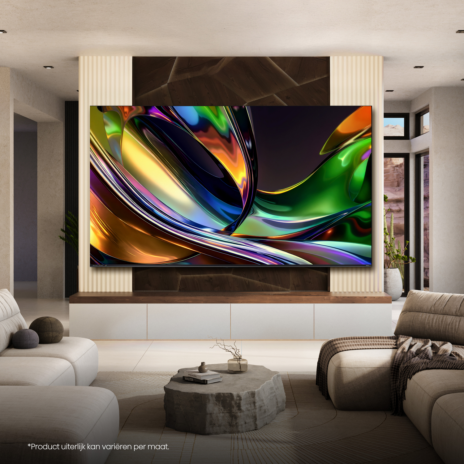 Een moderne woonkamer met een grote tv die een abstracte, kleurrijke afbeelding toont.