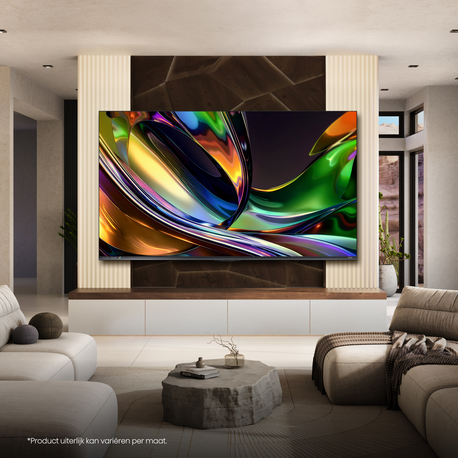 Een moderne woonkamer met een grote tv die een abstracte afbeelding toont.