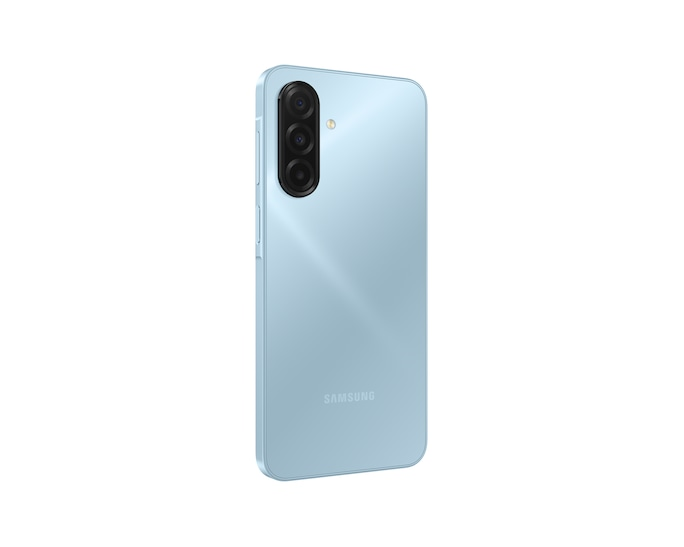 Jasnoniebieski smartfon z trzema aparatami z tyłu, na białym tle.
