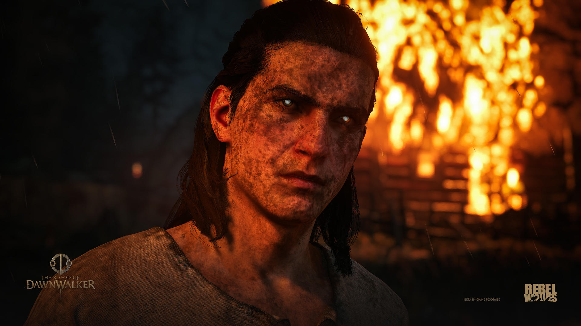 Ein Mann mit schmutzigem Gesicht und hellen Augen vor einem Feuer.