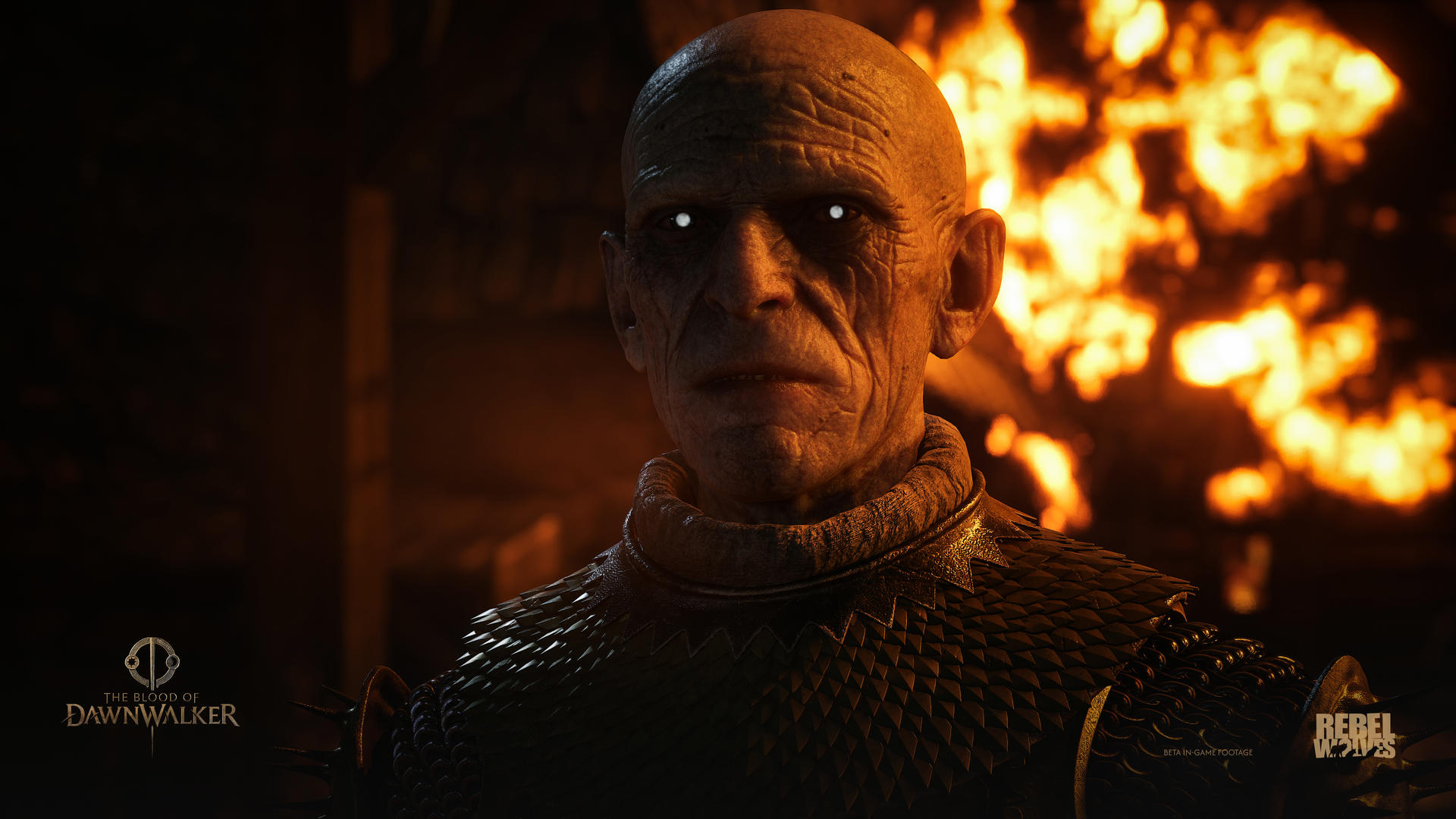 Ein alter Mann mit leuchtend weißen Augen vor einem Feuer. Sein Gesicht ist faltig.