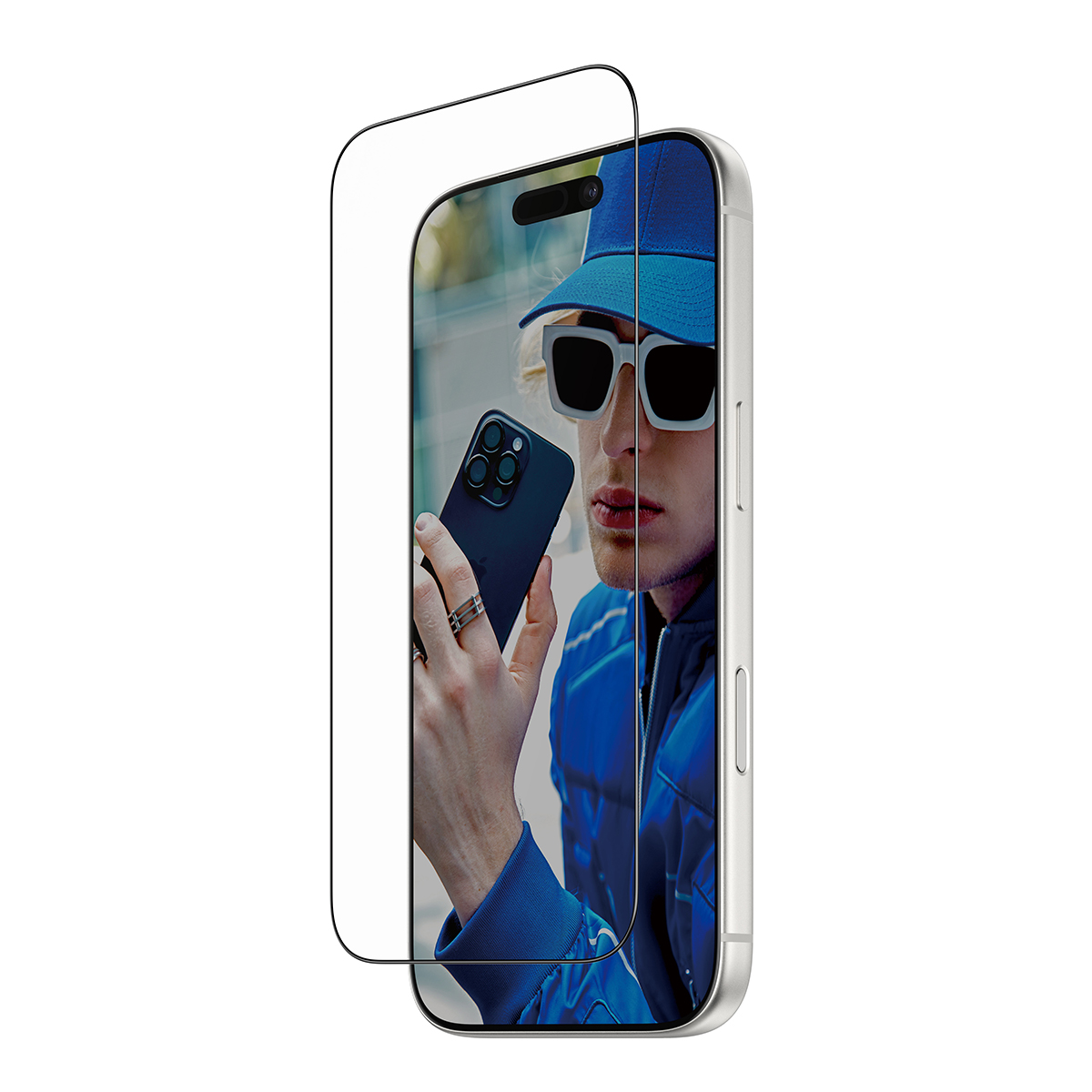 Ein Mann mit Sonnenbrille und blauer Kappe hält ein Smartphone.